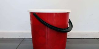 Alueviesti: Karkussa jaetaan koko jumalanpalveluksen istuneille ilmaisia ämpäreitä