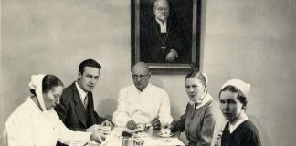 Mysteerikuva: Ketkä istuvat piispan kuvan alla kahvilla?