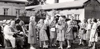 Mysteerikuva: Keitä ovat tytöt mekoissaan?