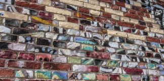 Kommentti: Pitääkö papin olla selfieintoinen vai riittääkö seinäruusun rooli?