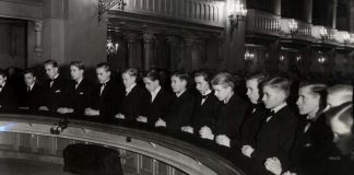 Mysteerikuva: Pojat ripillä – missä ja milloin?