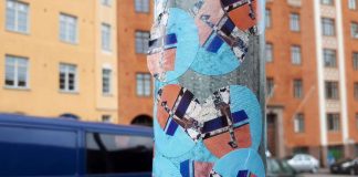 Temppeliaukion kirkon pääsylipputarrat sotkevat ympäristöä – katso kuvat