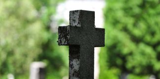 Oulun hautausmaalla kaadettiin viime viikolla kuusi hautakiveä