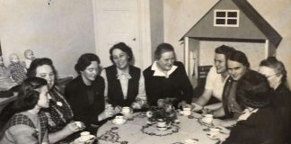 Mysteerikuva: Ketkä kahvittelevat nukkekodin varjossa?