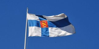 Juhannus on Suomen lipun päivä – alun perin lippu syntyi tiimityönä kireällä aikataululla