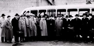 Mysteerikuva: Ketkä ovat lähdössä bussilla?