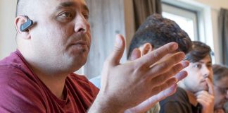 Maahanmuuttajamiesten rippileirillä Hailuodossa tutkittiin Raamattua innokkaasti