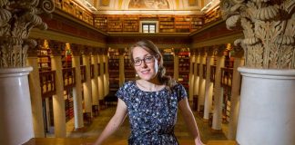 ”Synnin mätä löyhkää” – Vanhat virret ovat täynnä aisteja ja tunnetta, tietää Eeva-Liisa Bastman