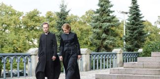 Suomalainen osuuskunta alkaa markkinoida kirkon työntekijöiden vaatteita myös ulkomaille