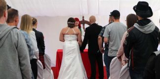 Papit vihkivät kesän festareilla lukuisia pareja – ”Paikka oli pareille tärkeä”