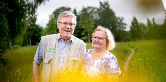 Leirivaari ja -mummi vahtivat uimista raesateessakin – ”Tuntuu hyvältä tarjota lepoa vanhemmille”