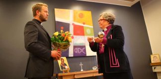 Nykyinen ja tuleva piispa kohtasivat – Irja Askola antoi Teemu Laajasalolle lahjaksi soppakauhan