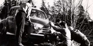 Mysteerikuva: Ketkä työntävät autoa ojasta?