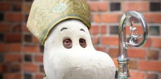 Ruotsalainen piispa jakoi kuvan itsestään muumina – juhlistaa satavuotiasta Suomea