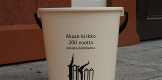 ”Akaan kirkko 200 vuotta pelastuslaitoksena” – Seurakunta jakaa kirkkoämpäreitä messukävijöille