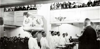 Mysteerikuva: Ketkä ovat alttarikaiteen edessä?