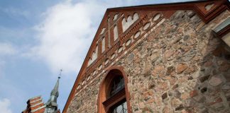 Vantaan Pyhän Laurin kirkossa voi mennä lokakuussa naimisiin sateenkaarimessussa