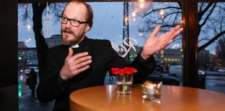 Arvio: Sadinmaan Ilmestyskirja on kirkkokriittinen performanssi, joka sisältää oikeitakin kysymyksiä