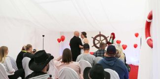 Analyysi: Onko kisastudio kirkossa turha temppu? – Kaupallisen kuuloinen pop-up kääntää roolit nurin