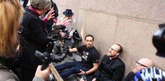 Hetki ennen päätöstä – piispa Irja Askola tapasi Kai Sadinmaan ennen kapitulin istuntoa – katso vide