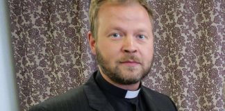 Kommentti: Luottamus Laajasaloon koetuksella – hankala lähtö piispuuteen