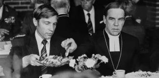 Mysteerikuva: Kuka tarjoaa pullaa kenelle?