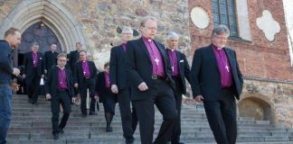 Miksi mies on yhä kirkon normaali – missä ovat kirkon johtajanaiset?
