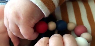 Porvoolaisäidin idea: Pureskeltavat rukoushelmet lohduttavat hampaita tekevää vauvaa