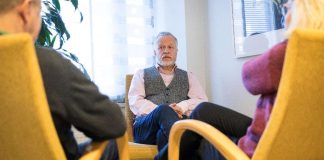 ”Läpileikkaus yhteiskunnasta” – Kirkon perheneuvonnassa asiakkaita ja neuvojia on moneksi