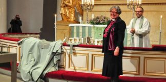 Helsingin tuomiokirkko täyttyi, pitkät aplodit saattelivat piispa Irja Askolan eläkkeelle