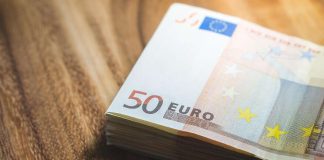 Tienaavatko piispat liikaa? Puhetta kirkon palkoista Kotimaa-podcastissa