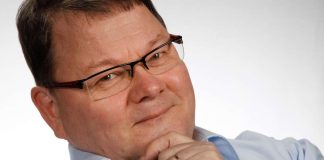 Kirkkoneuvos Pekka Huokuna sai Folktingetin ansiomitalin ruotsin kielen aseman puolustamisesta