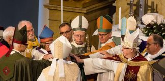 Teemu Laajasalo vihittiin piispaksi – Arkkipiispa: ”Tämä koskee koko ihmistä, Teemua kokonaisuutena”