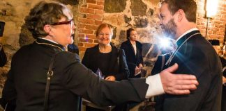 Kirkkokansa ylisti uuden piispan ”teemumaista” saarnaa, krypta pullisteli kahvittelijoista