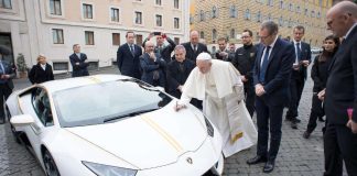 Paavi sai erikois-Lamborghinin – antaa huutokaupattavaksi ja lahjoittaa rahat hyväntekeväisyyteen