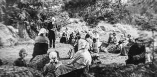 Mysteerikuva: Seurat luonnon helmassa, mutta missä ja milloin?