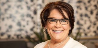 Palvelualojen ammattiliiton puheenjohtaja Ann Selin tapaa paavi Franciscuksen Vatikaanissa