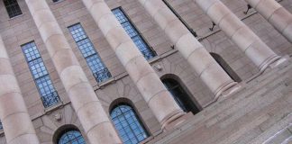 Yhdeksän kansanedustajaa pöyristyi Sikamessias-teoksesta – tekivät aiheesta kirjallisen kysymyksen