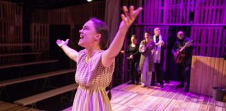 Arvio: Saarnaaja pakottaa ajattelemaan suomalaisen yhteiskunnan ja kirkon nykytilaa