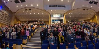 ”Luulemme tietävämme, ketkä kastavat lapsensa” – Kaste puhutti Kirkon kasvatuksen päivillä