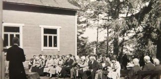 Mysteerikuva: Pappi pihalla – missä ja milloin?