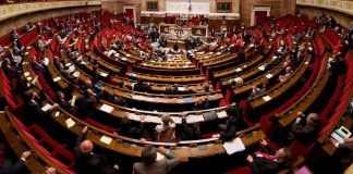 Ranskan parlamentti kieltää jäseniltään ”huomiota herättävien” uskonnollisten symbolien käytön