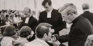 Mysteerikuva: Lukijat tunnistivat ehtoollista jakavat papit