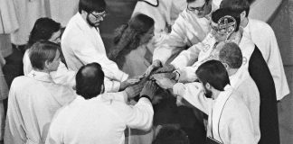 Kaikki piispat eivät osallistu yhteisen pappisviran 30-vuotisjuhliin – näin juhlinta etenee eri hiippakunnissa