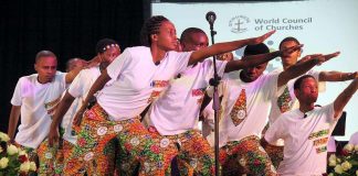 Sambialainen pastori Arushan-konferenssissa: Afrikan kirkoissa on kuuluttava naisen kokemus