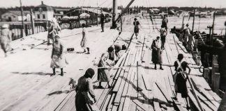 Mysteerikuva: Naiset lastaavat laivaa – mutta missä?