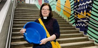 Toisen jalkojen pesussa on jotain samaa kuin ehtoollisen jaossa, sanoo Pirkko Järvinen