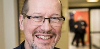 Kirkolliskokouksen Jouni Turtiainen: Kirkko voisi luoda sukupuolineutraalin vihkikaavan nykyisen rinnalle