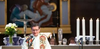 Pastori Olli Valtonen muotoili uskontunnustuksen uusiksi Tuomasmessun juhlapalveluksessa