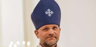 Jolkkosen uusi piispankaapu on täynnä symboliikkaa – ”Siinä on fyysisesti läsnä myös Jerusalem”